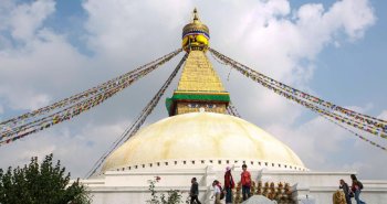 Estupa de Boudhanath con los ojos de Buda y banderas de oración en Katmandú