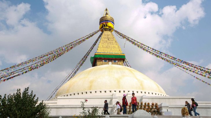 Estupa de Boudhanath con los ojos de Buda y banderas de oración en Katmandú
