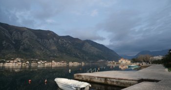 Vista de la bahía de Kotor con montañas y pueblos junto al mar en Montenegro