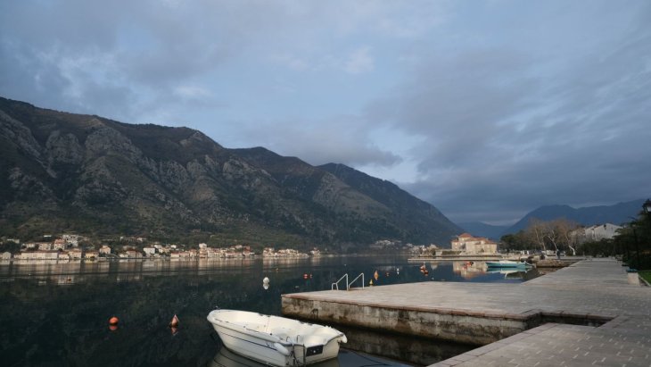 Vista de la bahía de Kotor con montañas y pueblos junto al mar en Montenegro
