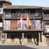 Calle empedrada de La Alberca con casas serranas de entramado de madera y balcones con flores