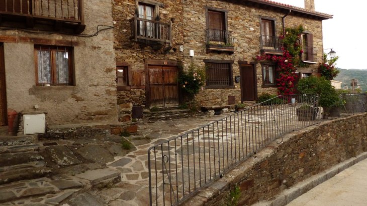 Casas de arquitectura tradicional serrana en la aldea de La Hiruela