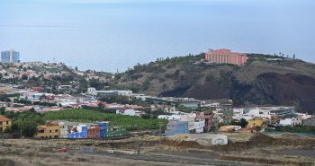 Casco histórico de La Orotava con sus casonas de balcones de madera y el valle y el Teide al fondo, en Tenerife