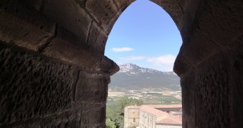 Panorámica de Laguardia en lo alto de su colina, rodeada de viñedos de la Rioja Alavesa con la sierra de Cantabria al fondo