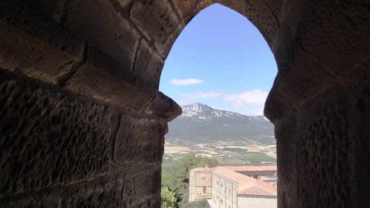 Panorámica de Laguardia en lo alto de su colina, rodeada de viñedos de la Rioja Alavesa con la sierra de Cantabria al fondo