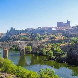 Vista de Ledesma amurallada sobre el río Tormes con el puente viejo en primer término