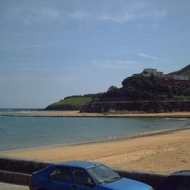 Vista panorámica de Lekeitio con su puerto pesquero, la basílica gótica y la isla de San Nicolás al fondo