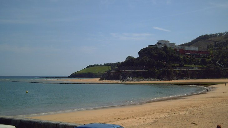 Vista panorámica de Lekeitio con su puerto pesquero, la basílica gótica y la isla de San Nicolás al fondo