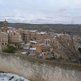 Panorámica de Letur (Albacete), con sus casas encaladas de trazado morisco asomadas al barranco de la sierra del Segura