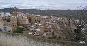 Panorámica de Letur (Albacete), con sus casas encaladas de trazado morisco asomadas al barranco de la sierra del Segura