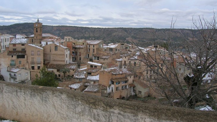 Panorámica de Letur (Albacete), con sus casas encaladas de trazado morisco asomadas al barranco de la sierra del Segura