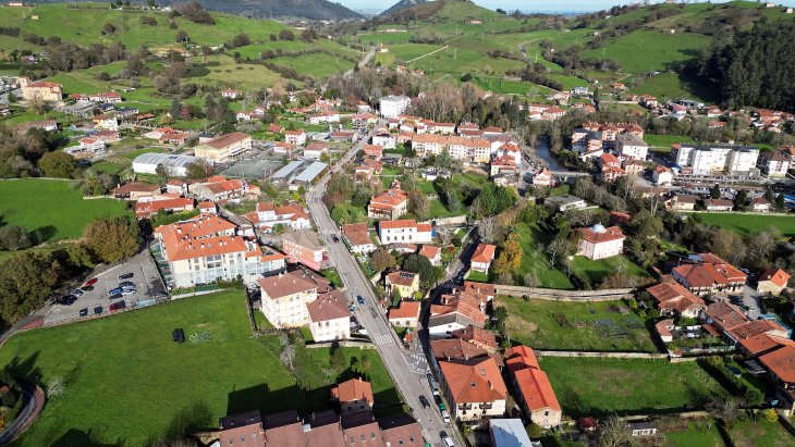 Vista panorámica de Liérganes con el puente de piedra sobre el río Miera y las casonas del pueblo al fondo
