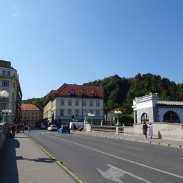 El río Ljubljanica a su paso por el centro de Liubliana, con sus puentes y terrazas