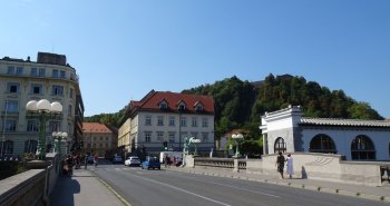 El río Ljubljanica a su paso por el centro de Liubliana, con sus puentes y terrazas