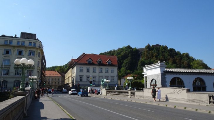 El río Ljubljanica a su paso por el centro de Liubliana, con sus puentes y terrazas