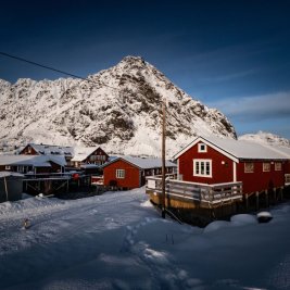 Cabañas rojas de pescadores frente a las montañas en las Islas Lofoten, Noruega