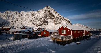 Cabañas rojas de pescadores frente a las montañas en las Islas Lofoten, Noruega