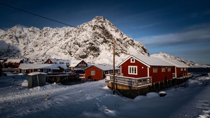 Cabañas rojas de pescadores frente a las montañas en las Islas Lofoten, Noruega