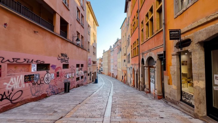Fachadas de colores del Vieux Lyon junto al río Saona con la colina de Fourvière al fondo