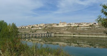 Panorámica de Maderuelo sobre su promontorio junto al embalse de Linares del Arroyo