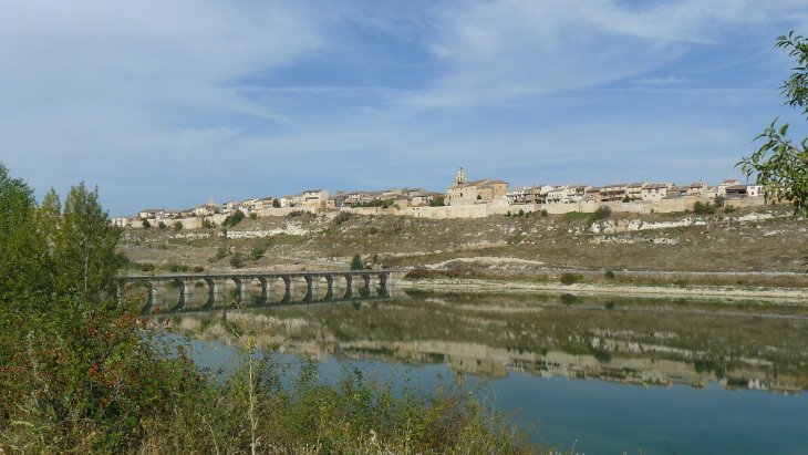 Panorámica de Maderuelo sobre su promontorio junto al embalse de Linares del Arroyo