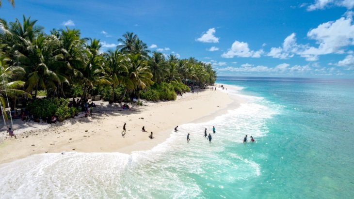 Playa de arena blanca y aguas turquesas en una isla local de Maldivas