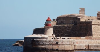 Vista del puerto y las fortificaciones de La Valeta, en Malta