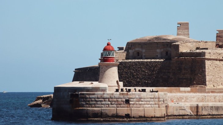 Vista del puerto y las fortificaciones de La Valeta, en Malta