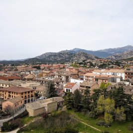 Castillo de los Mendoza en Manzanares el Real con la sierra de Guadarrama al fondo