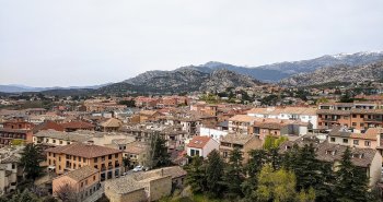 Castillo de los Mendoza en Manzanares el Real con la sierra de Guadarrama al fondo