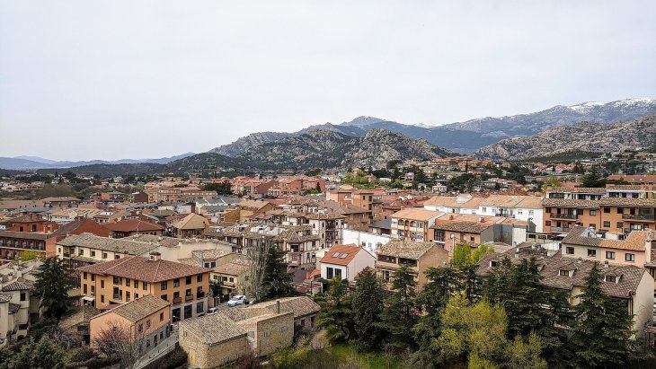 Castillo de los Mendoza en Manzanares el Real con la sierra de Guadarrama al fondo