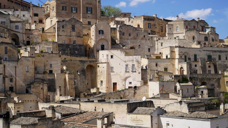 Panorámica de los Sassi de Matera al atardecer, con sus casas cueva de piedra
