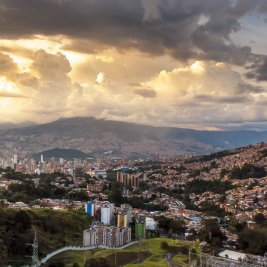 Panorámica de Medellín con el valle de Aburrá y las montañas al fondo
