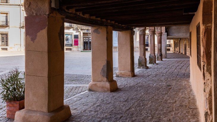 El arco romano de triple arcada de Medinaceli recortado sobre el valle del Jalón