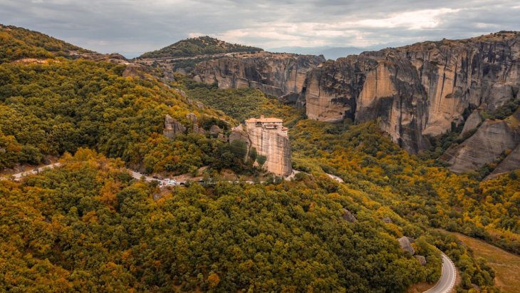 Monasterios de Meteora encaramados sobre las gigantescas agujas de roca de Tesalia