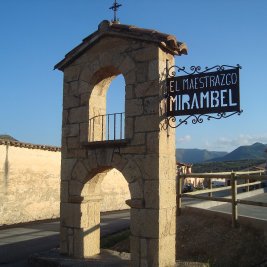 Vista del pueblo amurallado de Mirambel con sus torreones de piedra entre campos del Maestrazgo turolense