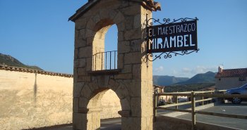 Vista del pueblo amurallado de Mirambel con sus torreones de piedra entre campos del Maestrazgo turolense