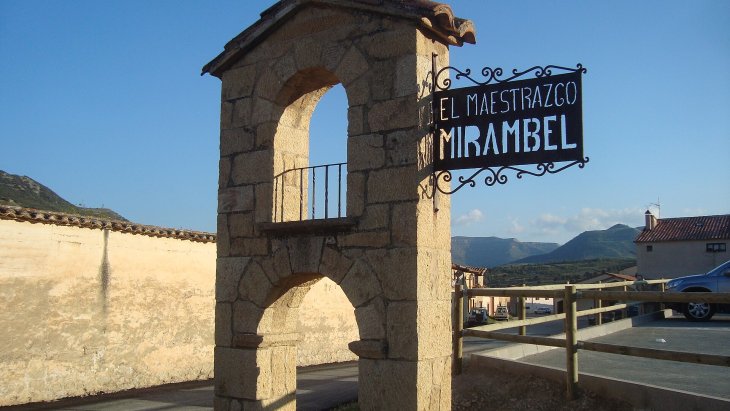 Vista del pueblo amurallado de Mirambel con sus torreones de piedra entre campos del Maestrazgo turolense