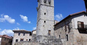 Panorámica de Miranda del Castañar sobre su cerro con el castillo y la sierra de Francia al fondo