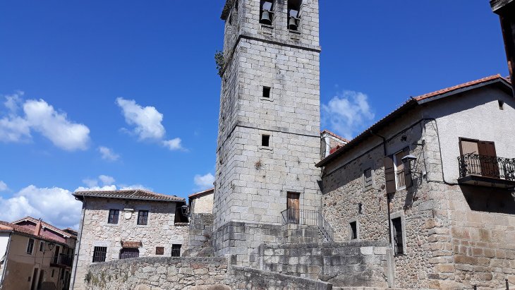 Panorámica de Miranda del Castañar sobre su cerro con el castillo y la sierra de Francia al fondo