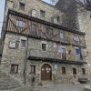 Fachadas de piedra y madera de Mogarraz decoradas con retratos pintados de sus vecinos