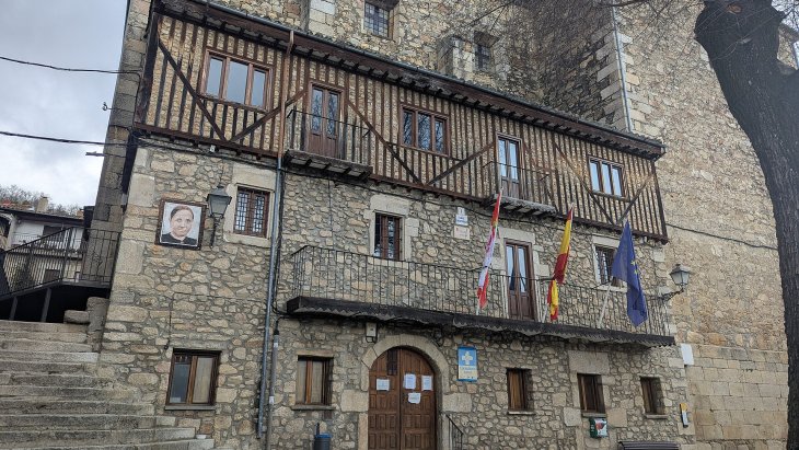 Fachadas de piedra y madera de Mogarraz decoradas con retratos pintados de sus vecinos