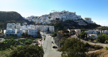 Panorámica de Mojácar con sus casas blancas escalonadas sobre la colina y el mar Mediterráneo al fondo