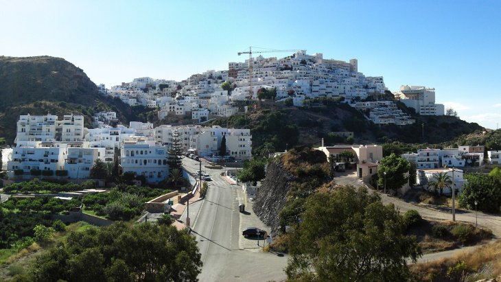 Panorámica de Mojácar con sus casas blancas escalonadas sobre la colina y el mar Mediterráneo al fondo