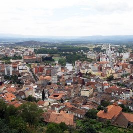 Panorámica de Monforte de Lemos con la Torre del Homenaje coronando el monte de San Vicente