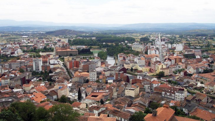 Panorámica de Monforte de Lemos con la Torre del Homenaje coronando el monte de San Vicente