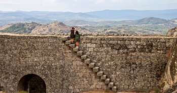 Casas de Monsanto encajadas entre enormes peñascos de granito en la ladera del monte