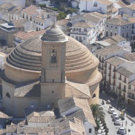 Vista panorámica de Montefrío con la iglesia de la Villa sobre el peñón y el caserío blanco alrededor