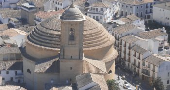 Vista panorámica de Montefrío con la iglesia de la Villa sobre el peñón y el caserío blanco alrededor