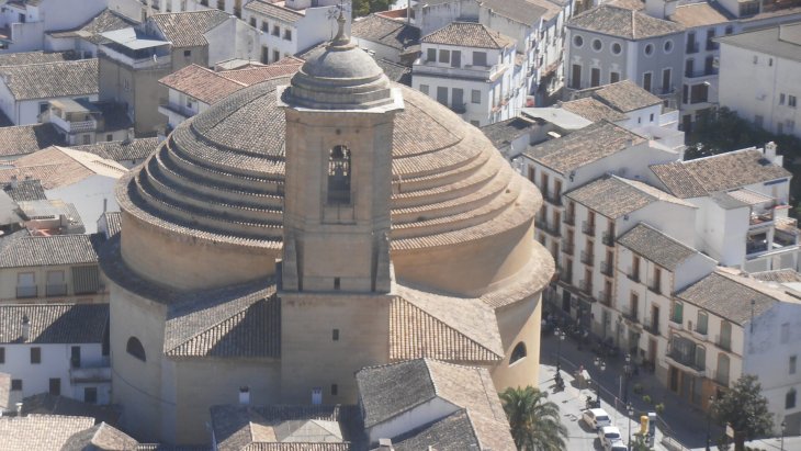 Vista panorámica de Montefrío con la iglesia de la Villa sobre el peñón y el caserío blanco alrededor